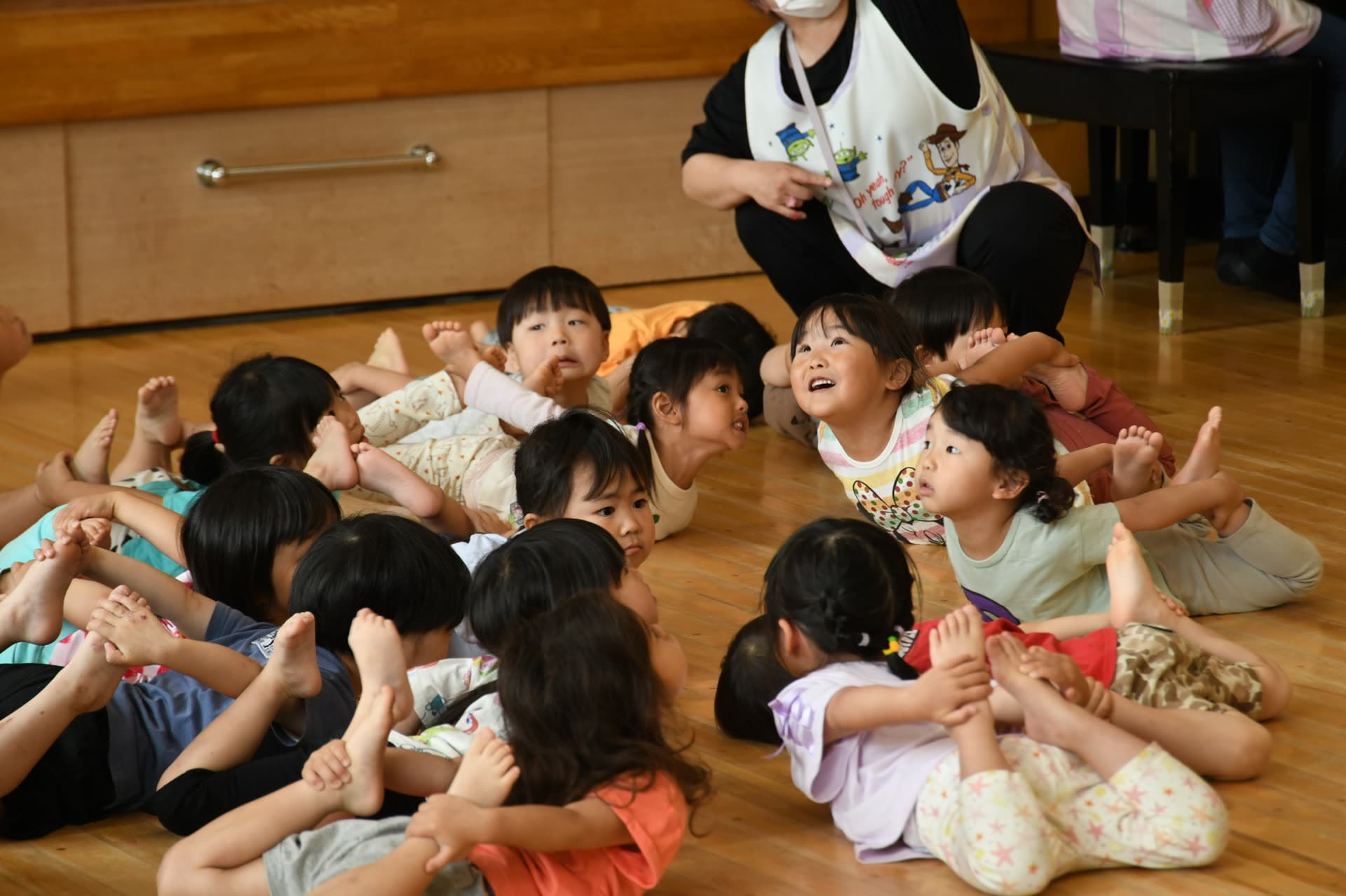 身体調和体操をするこどもたち