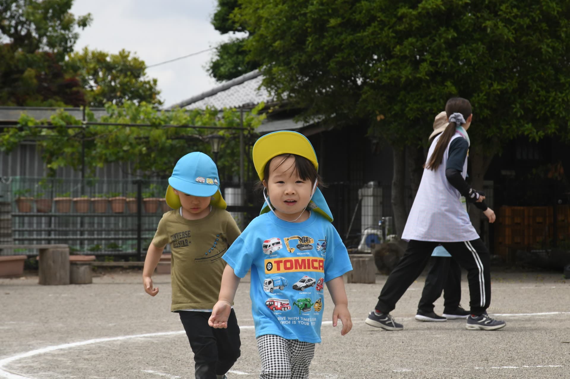 園庭であそぶこどもたち
