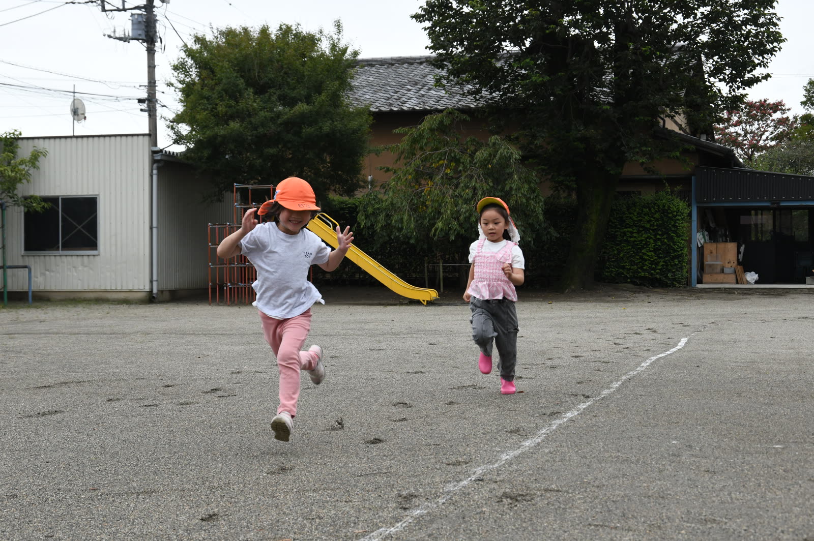 園庭を元気に走るこどもたち